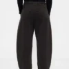 Pantalones de talle medio de sarga con corte acampanado
