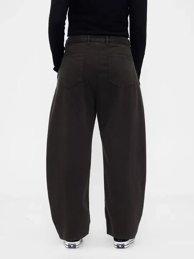 Pantalones de talle medio de sarga con corte acampanado