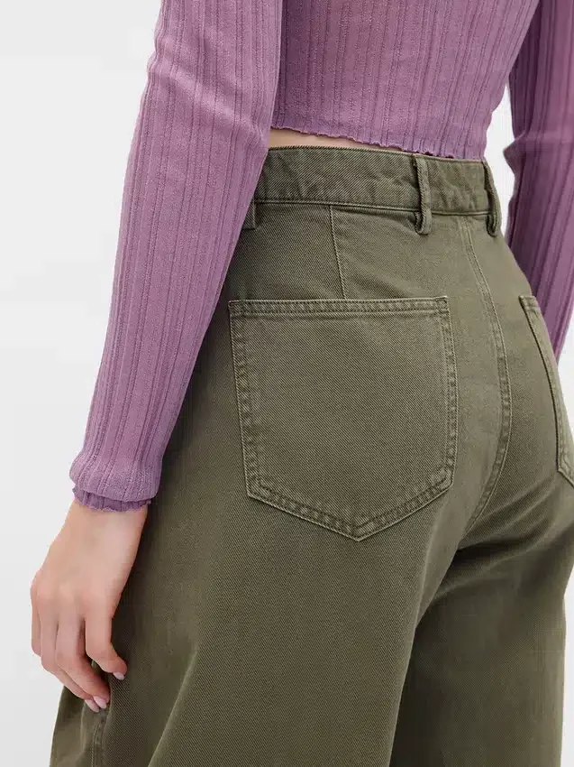 Pantalones de talle medio de sarga con corte acampanado