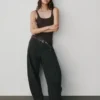 Pantalones de talle medio de sarga con corte acampanado