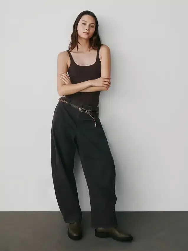 Pantalones de talle medio de sarga con corte acampanado