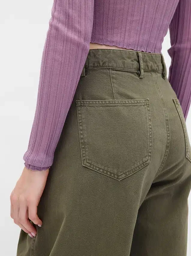Pantalones de talle medio de sarga con corte acampanado