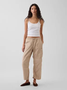Pantalones utilitarios de sarga de talle medio con corte acampanado
