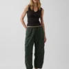 Pantalones utilitarios de sarga de talle medio con corte acampanado