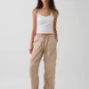 Pantalones utilitarios de sarga de talle medio con corte acampanado