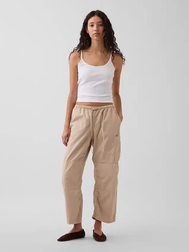 Pantalones utilitarios de sarga de talle medio con corte acampanado