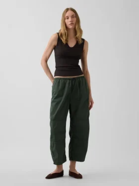 Pantalones utilitarios de sarga de talle medio con corte acampanado
