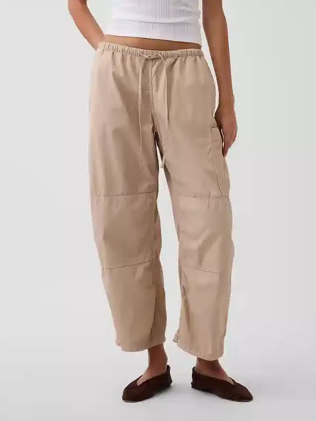 Pantalones utilitarios de sarga de talle medio con corte acampanado
