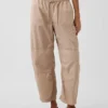 Pantalones utilitarios de sarga de talle medio con corte acampanado