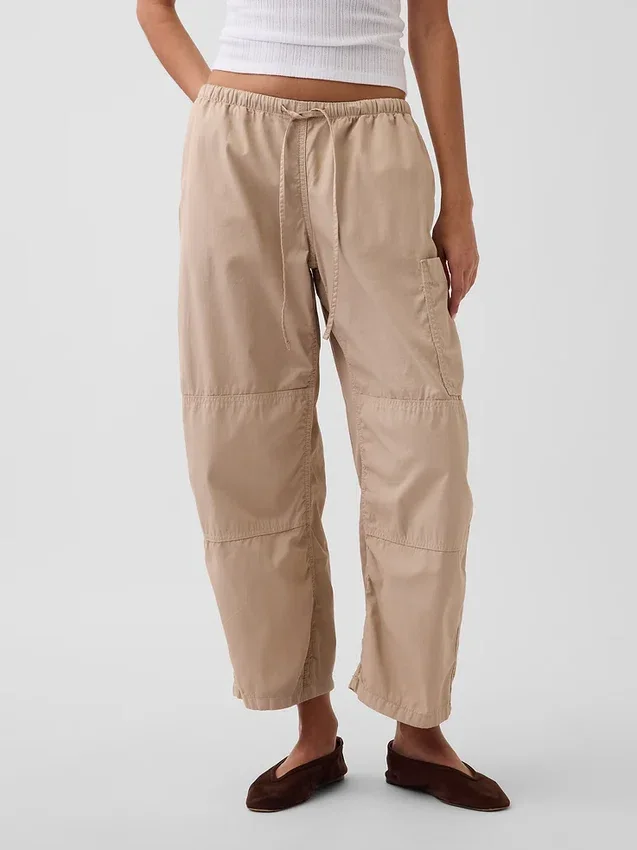 Pantalones utilitarios de sarga de talle medio con corte acampanado
