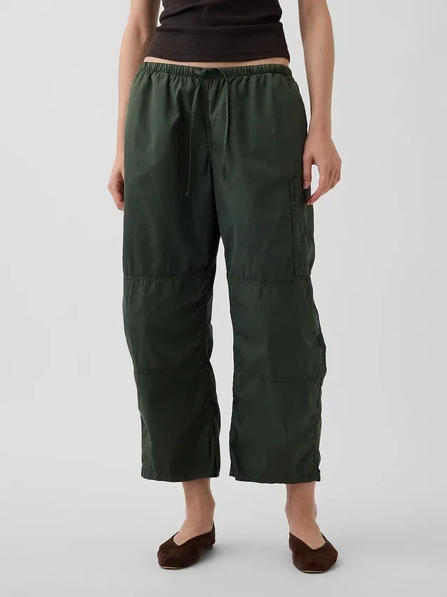 Pantalones utilitarios de sarga de talle medio con corte acampanado