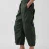 Pantalones utilitarios de sarga de talle medio con corte acampanado