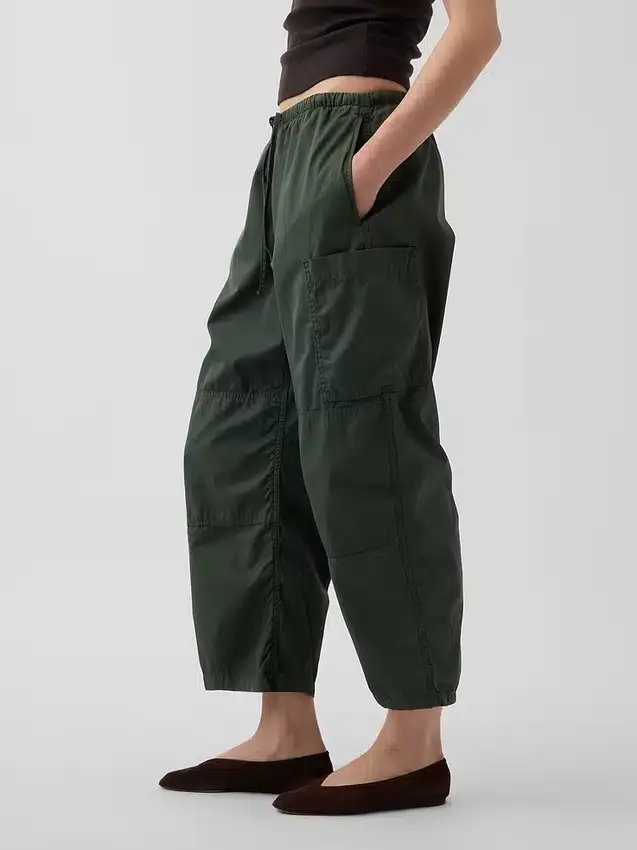 Pantalones utilitarios de sarga de talle medio con corte acampanado