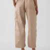 Pantalones utilitarios de sarga de talle medio con corte acampanado