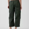 Pantalones utilitarios de sarga de talle medio con corte acampanado