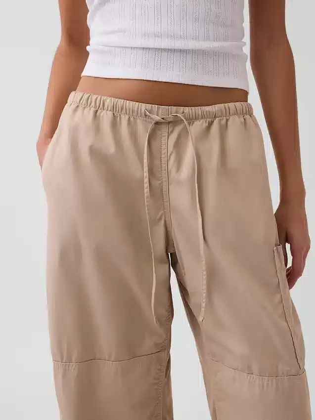 Pantalones utilitarios de sarga de talle medio con corte acampanado