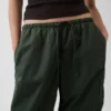 Pantalones utilitarios de sarga de talle medio con corte acampanado