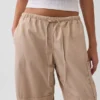 Pantalones utilitarios de sarga de talle medio con corte acampanado