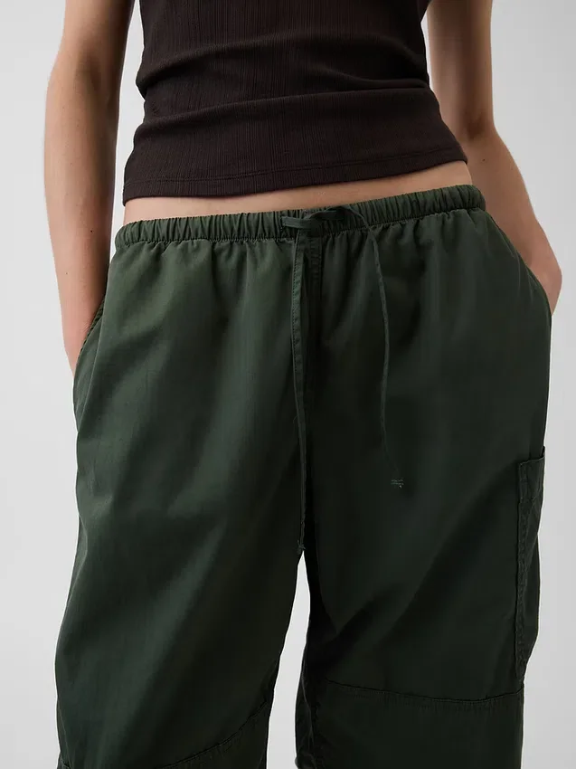 Pantalones utilitarios de sarga de talle medio con corte acampanado