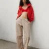 Pantalones utilitarios de sarga de talle medio con corte acampanado