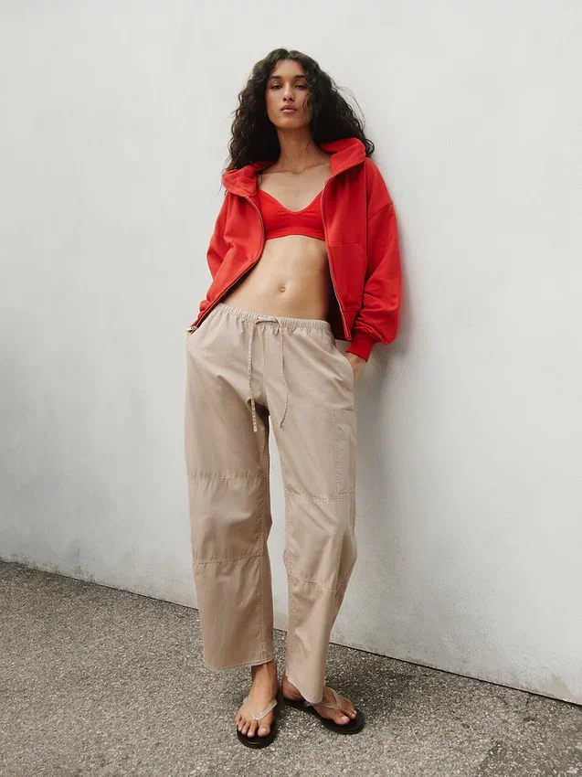 Pantalones utilitarios de sarga de talle medio con corte acampanado