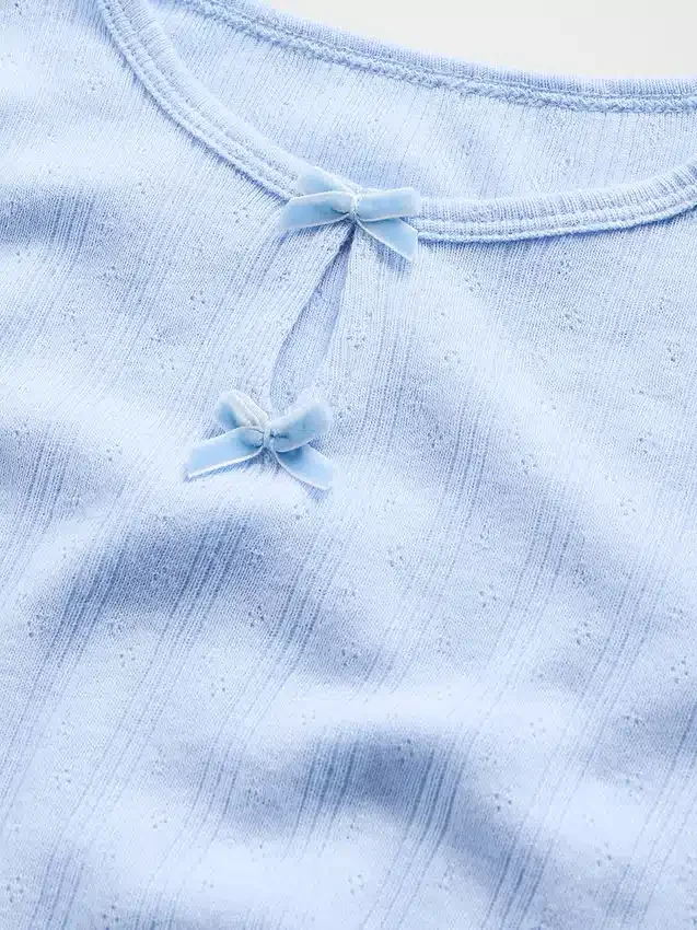 Parte de arriba con lazo y punto calado para bebés y niños