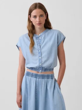 Parte de arriba corta de denim con mangas casquillo y botones en la parte delantera