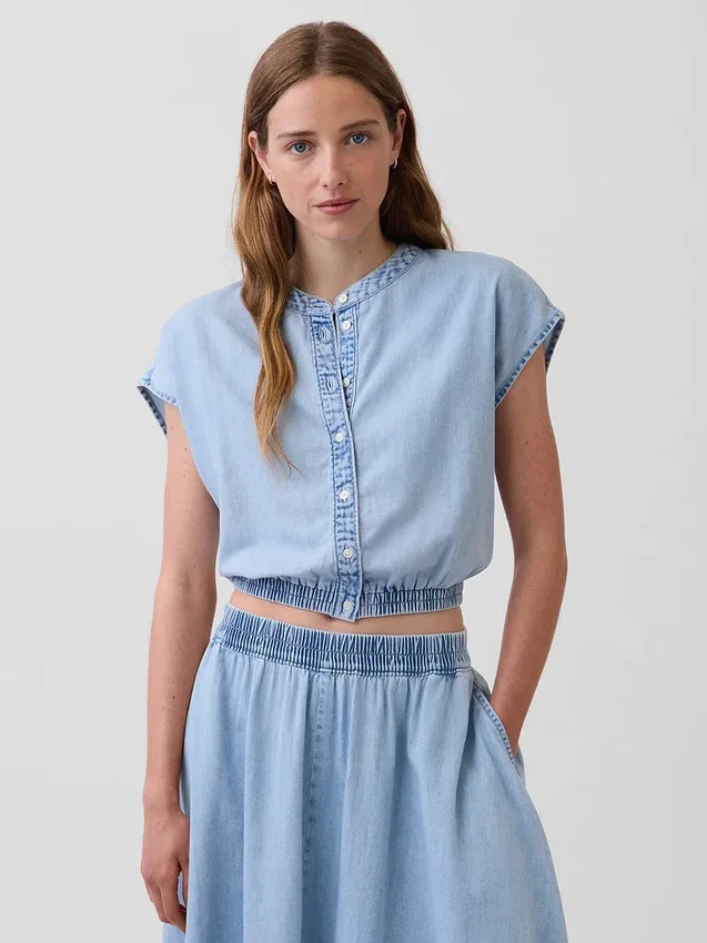 Parte de arriba corta de denim con mangas casquillo y botones en la parte delantera