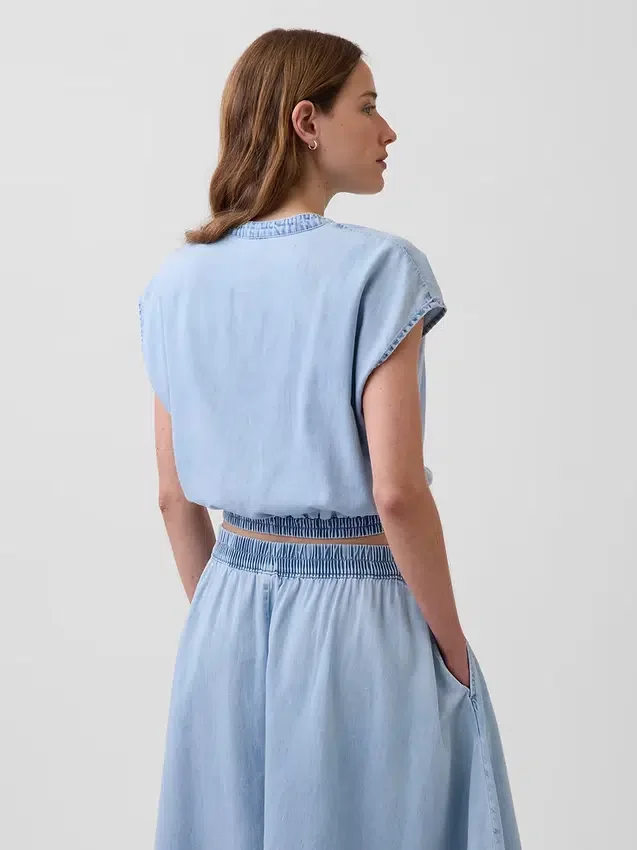 Parte de arriba corta de denim con mangas casquillo y botones en la parte delantera