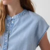 Parte de arriba corta de denim con mangas casquillo y botones en la parte delantera