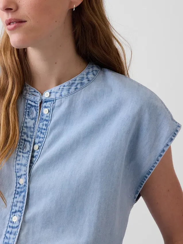 Parte de arriba corta de denim con mangas casquillo y botones en la parte delantera