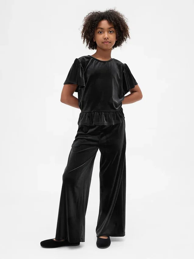 Partes de arriba de terciopelo con peplum para niños