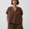 Partes de arriba oversize de gasa de algodón con cuello abierto