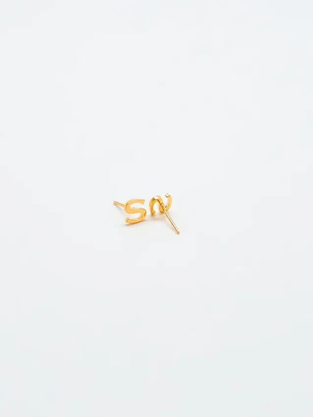 Pendientes con iniciales de Admiral Row
