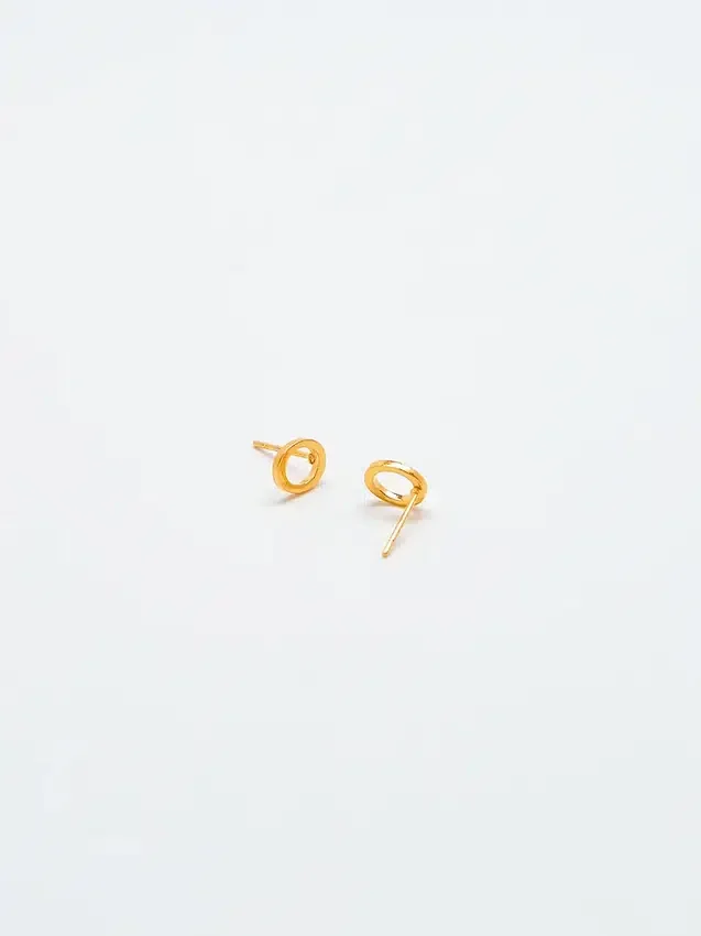 Pendientes con iniciales de Admiral Row