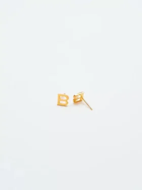 Pendientes con iniciales de Admiral Row