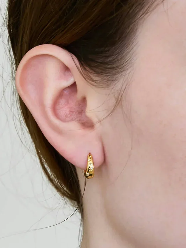 Pendientes de aro de oro con luna y estrellas de Admiral Row
