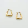 Pendientes de aro triangulares dorados de Admiral Row
