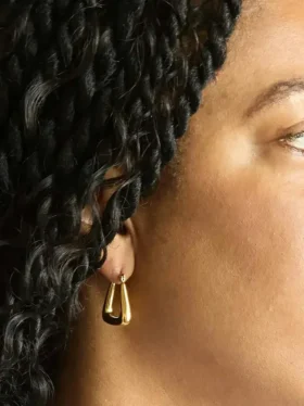 Pendientes de aro triangulares dorados de Admiral Row