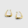 Pendientes de aro triangulares dorados de Admiral Row