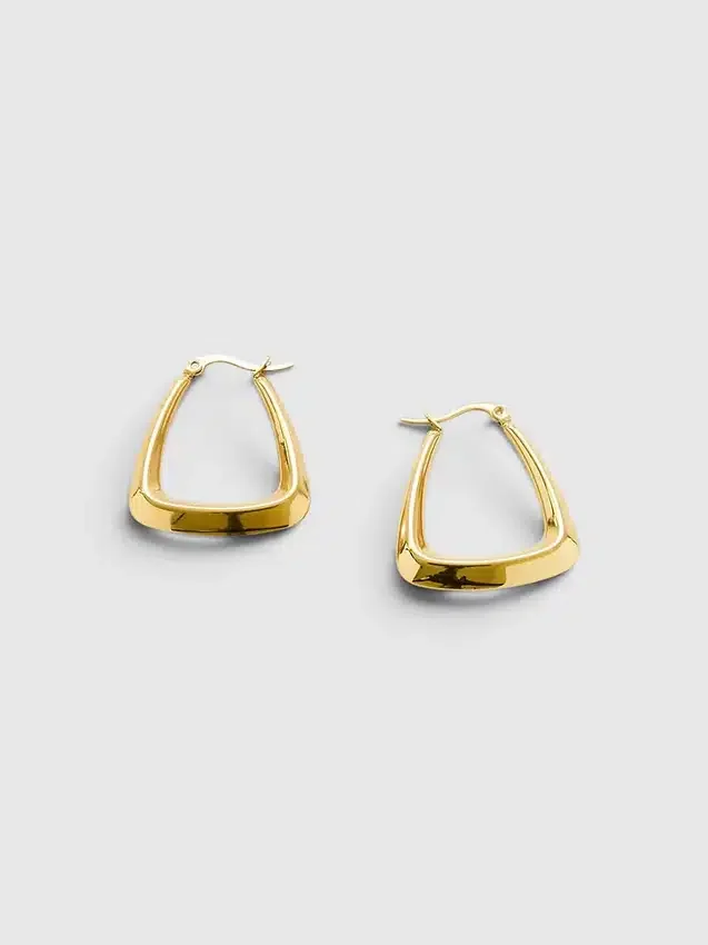 Pendientes de aro triangulares dorados de Admiral Row