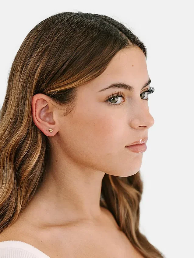 Pendientes de rosca con flor clásica pequeña de Pierced Co