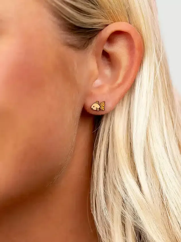 Pendientes de rosca con pez dorado de Pierced Co