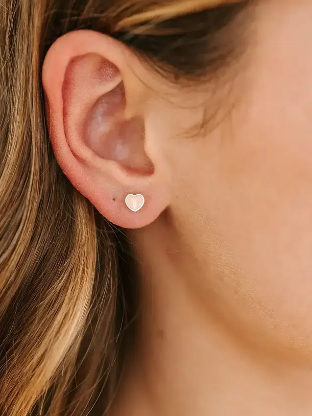 Pendientes de rosca «Tiny Peachy Heart» de Pierced Co