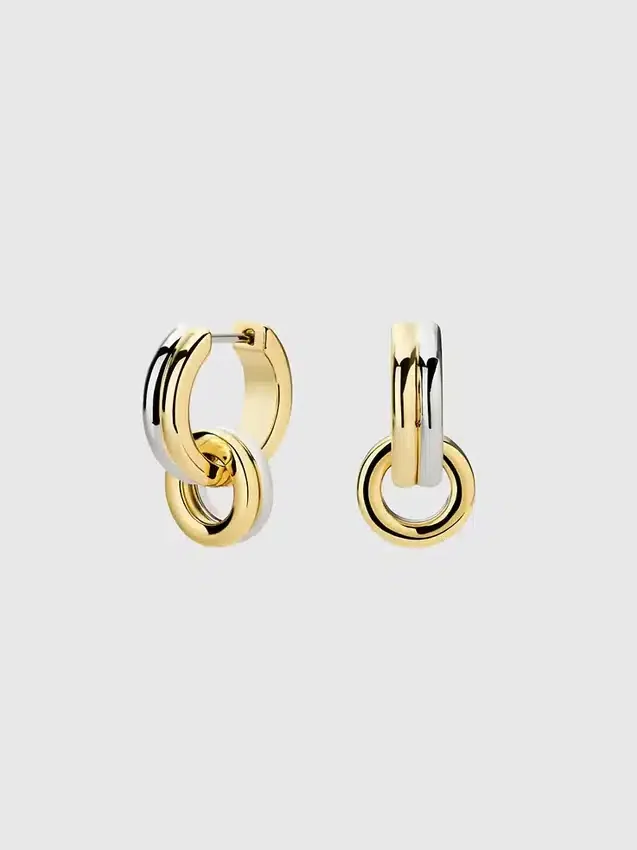 Pendientes Huggie con colgante de Ana Luisa Asher