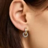 Pendientes Huggie con colgante de Ana Luisa Asher