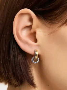 Pendientes Huggie con colgante de Ana Luisa Asher
