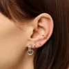Pendientes Huggie con colgante de Ana Luisa Asher