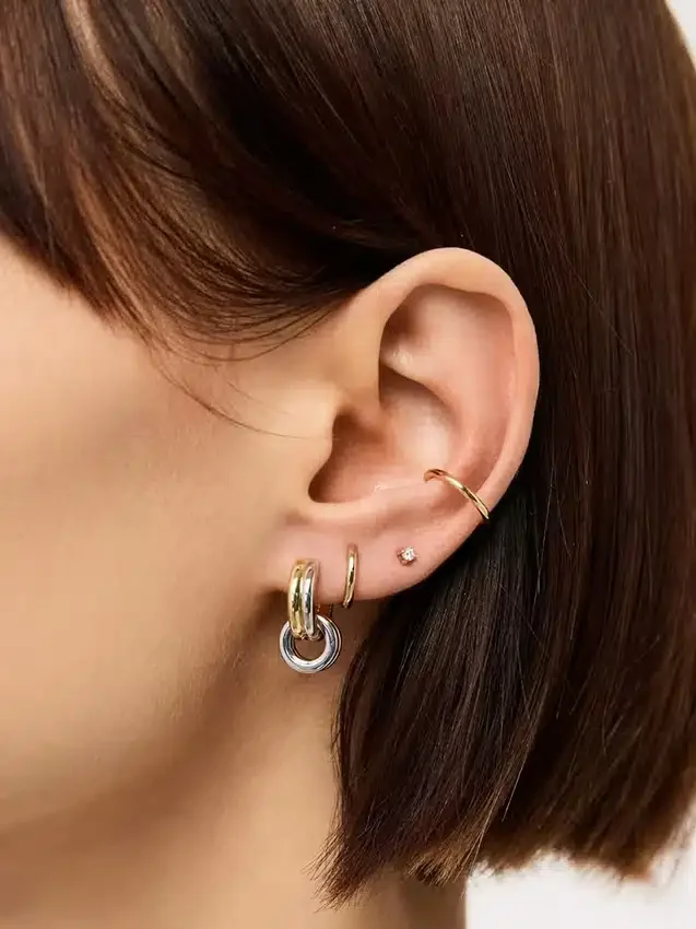 Pendientes Huggie con colgante de Ana Luisa Asher