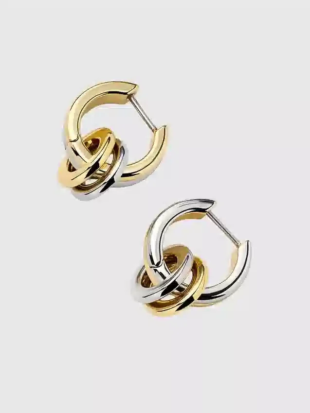Pendientes Huggie con colgante de Ana Luisa Asher
